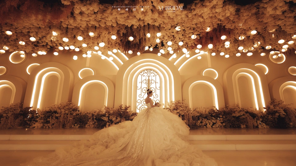 新娘穿着一件带有拖尾的婚纱