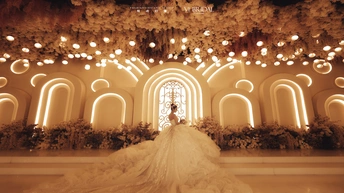 新娘穿着一件带有拖尾的婚纱