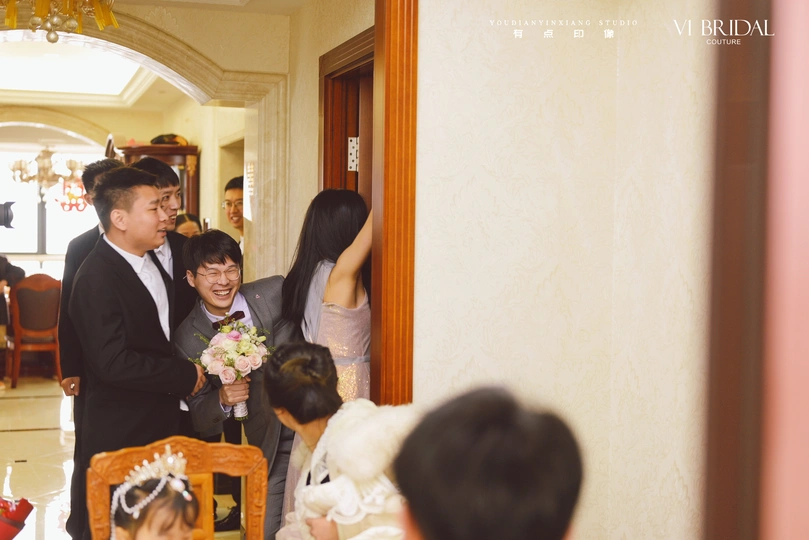 新人在仪式中结婚 人们排成队列