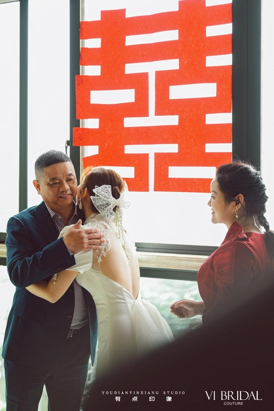 新人在婚礼上亲吻