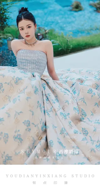 一位穿着蓝白色长裙的美丽女士