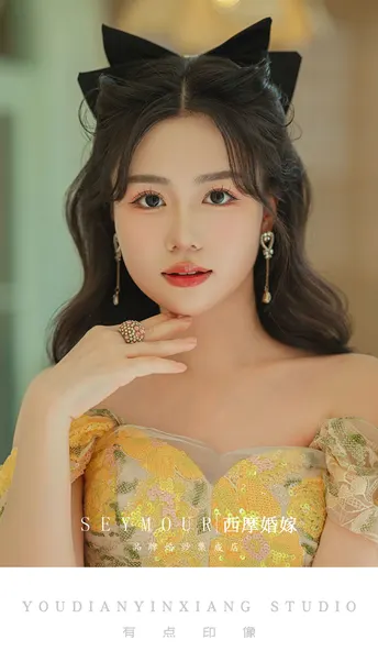 一位黑发女士穿着黄色连衣裙