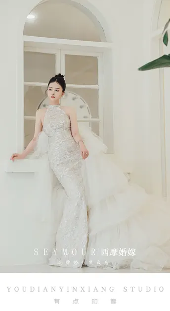 一位美丽的年轻女子穿着一件白色婚纱 为婚礼肖像摆姿势。