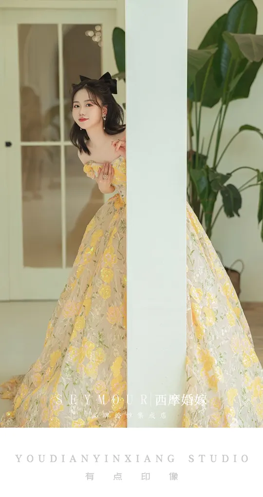 一位女士穿着一件黄色的长袍