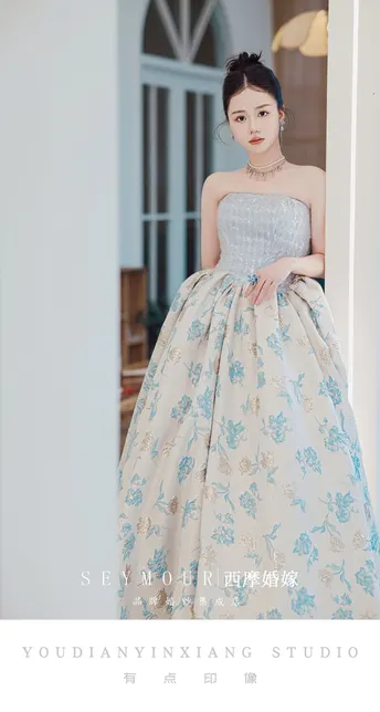 人穿着新的婚纱礼服蓝色