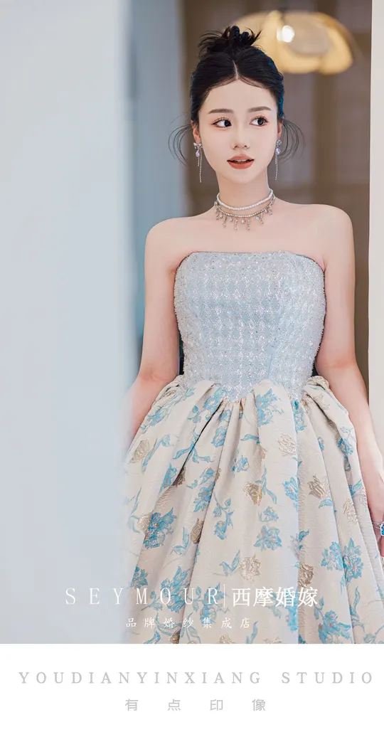 怀孕期间的人穿着一件新的蓝色婚礼礼服