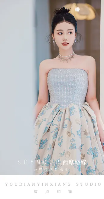 怀孕期间的人穿着一件新的蓝色婚礼礼服