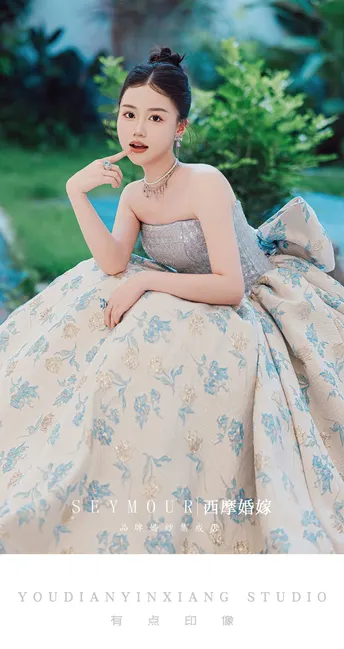 一位穿着蓝白色长裙的美丽女士