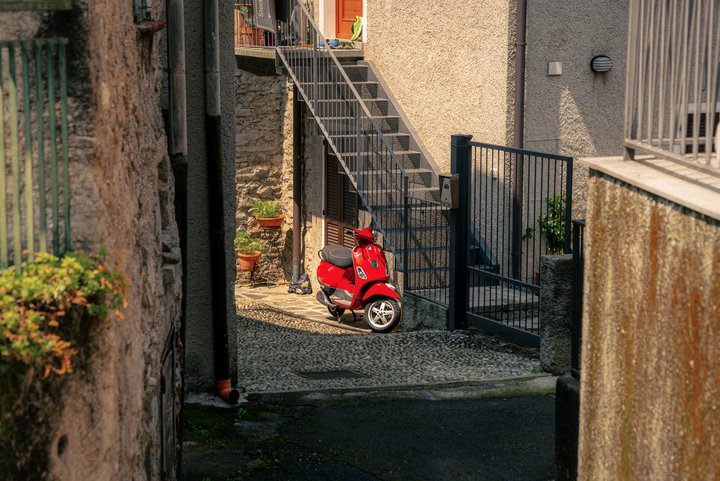 街巷里的红色Vespa