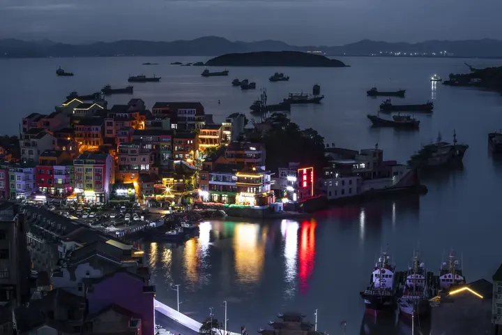 夜色中璀璨的小岛