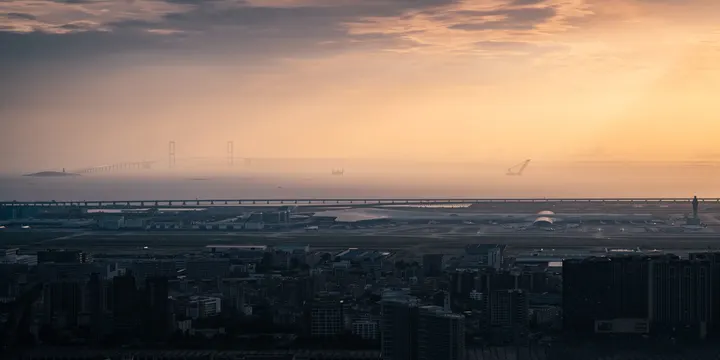 深中通道与宝安机场同框
