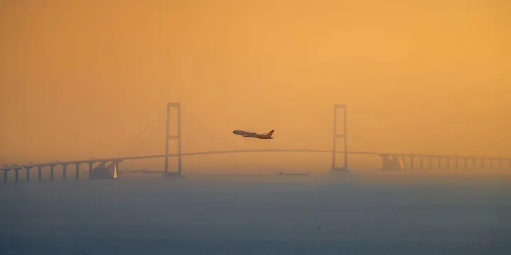 深中通道与飞机同框