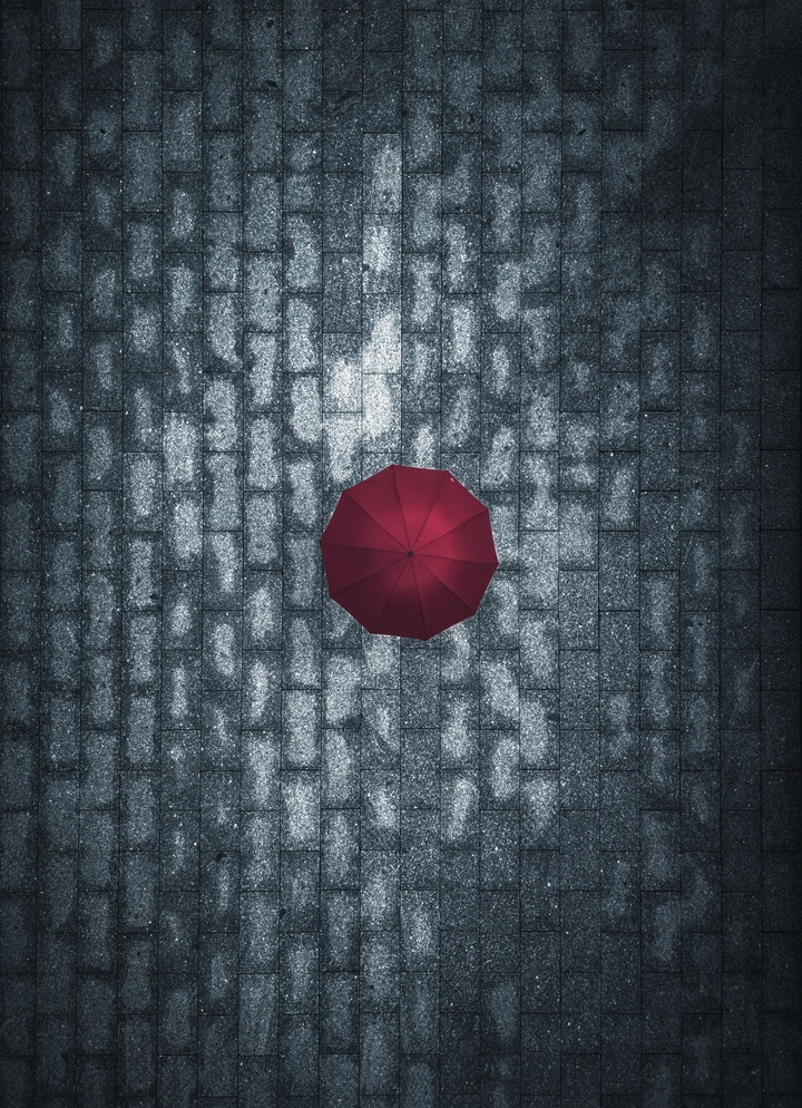 红伞和灰砖