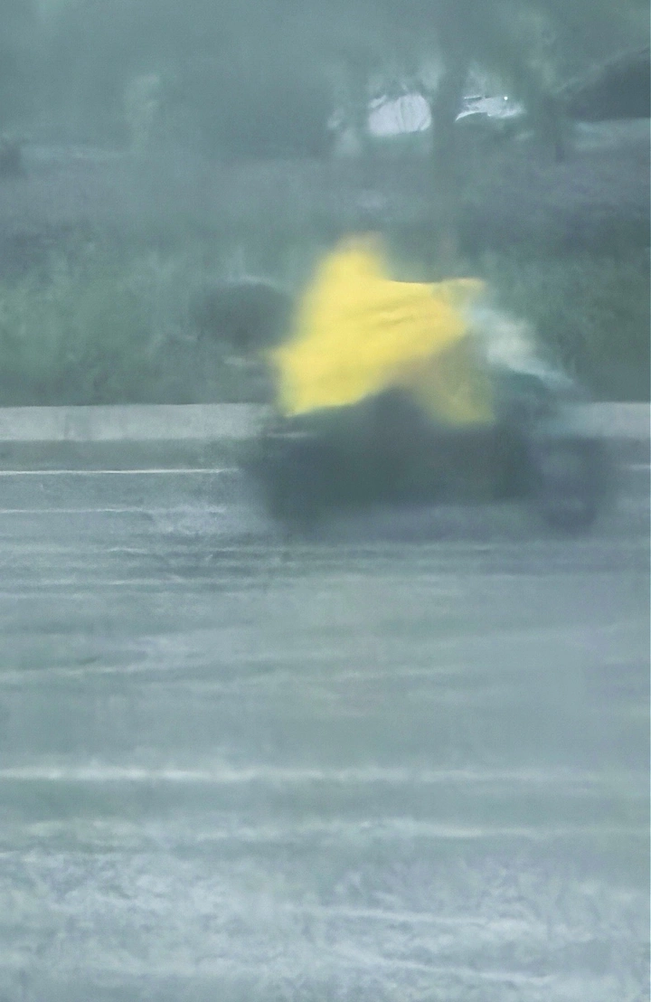 风雨中的骑手