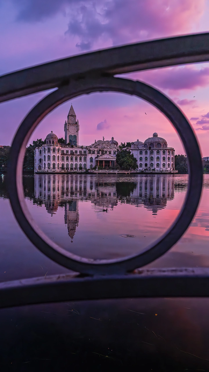 框架构图下的流花湖公园世纪晚霞