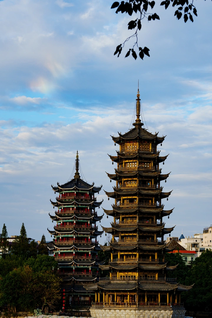 七彩祥云下的日月塔