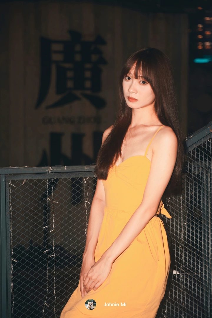 “人们都在霓虹里打捞自己的倒影，却忘了水面从不储存指纹”