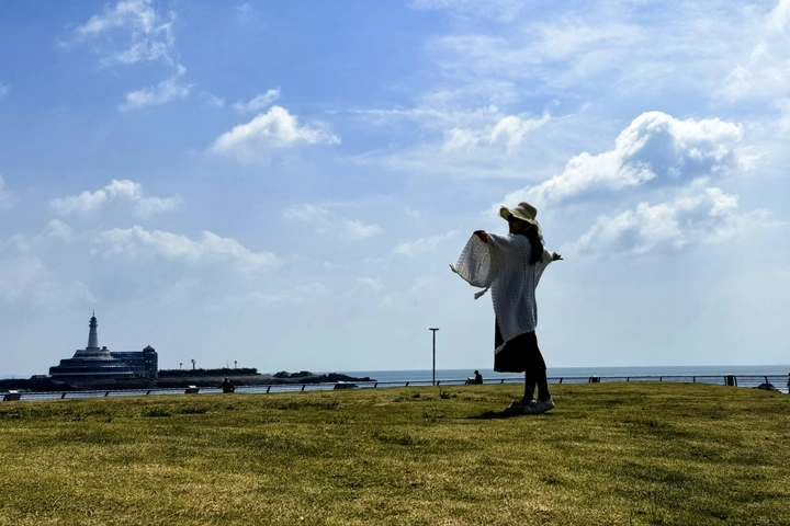 海边吹风的女子
