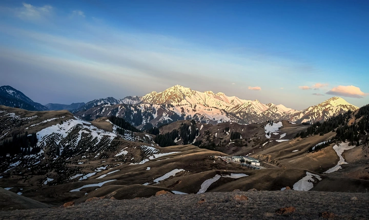 日照金山