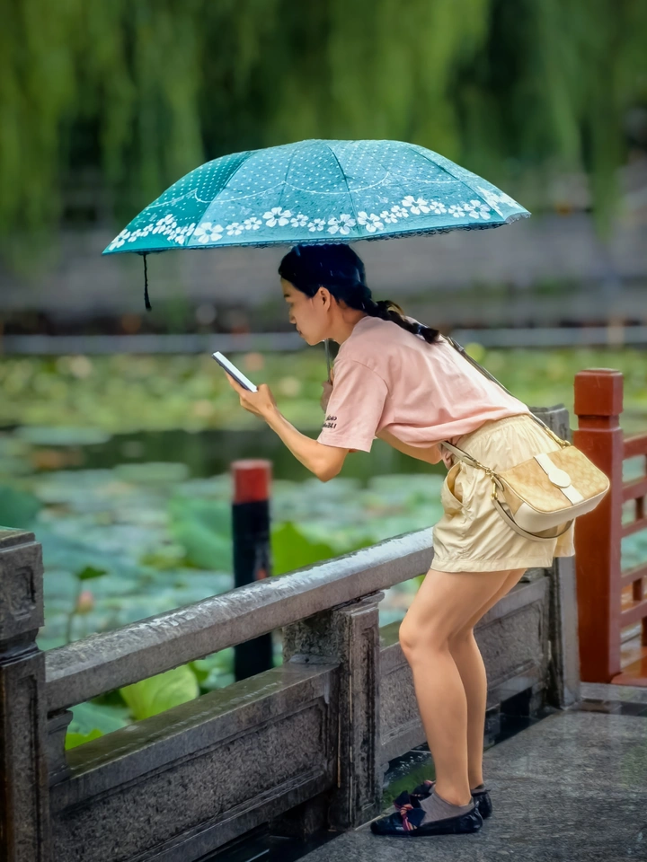 雨中拍照的女子