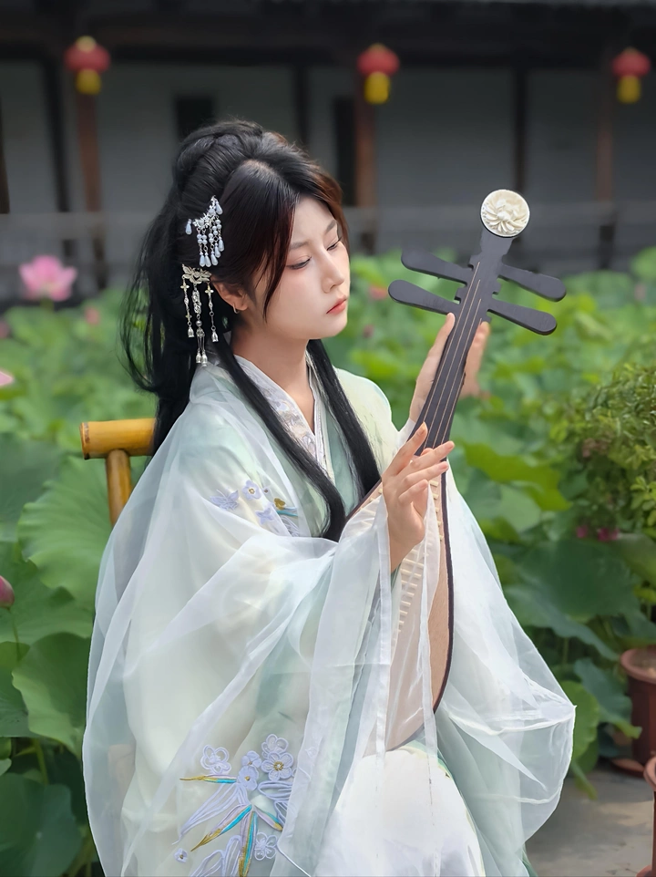 荷塘前抚琴的女子