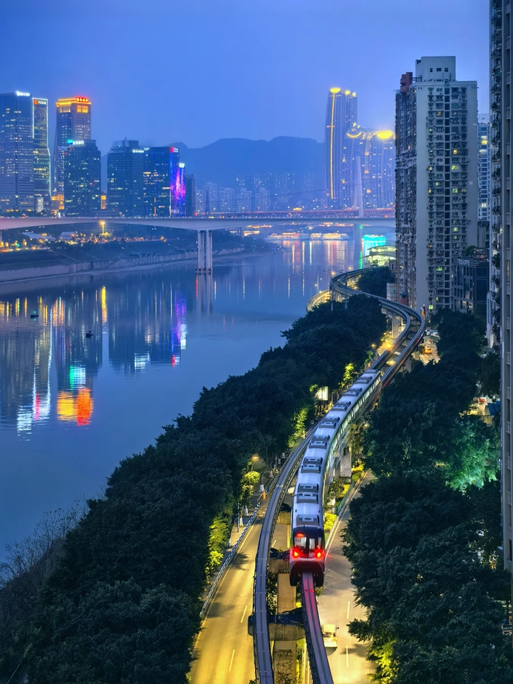 重庆嘉陵江夜景与S轻轨列车