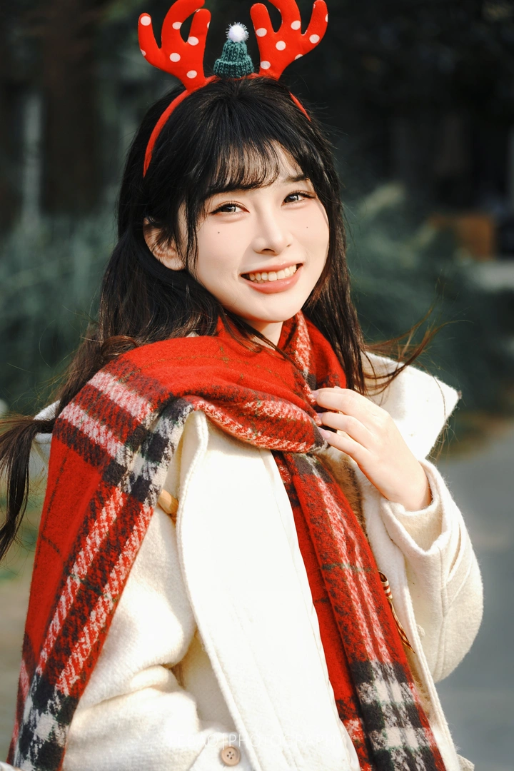 圣诞风少女的冬日午后与傍晚，同一份灵动质感的双面演绎