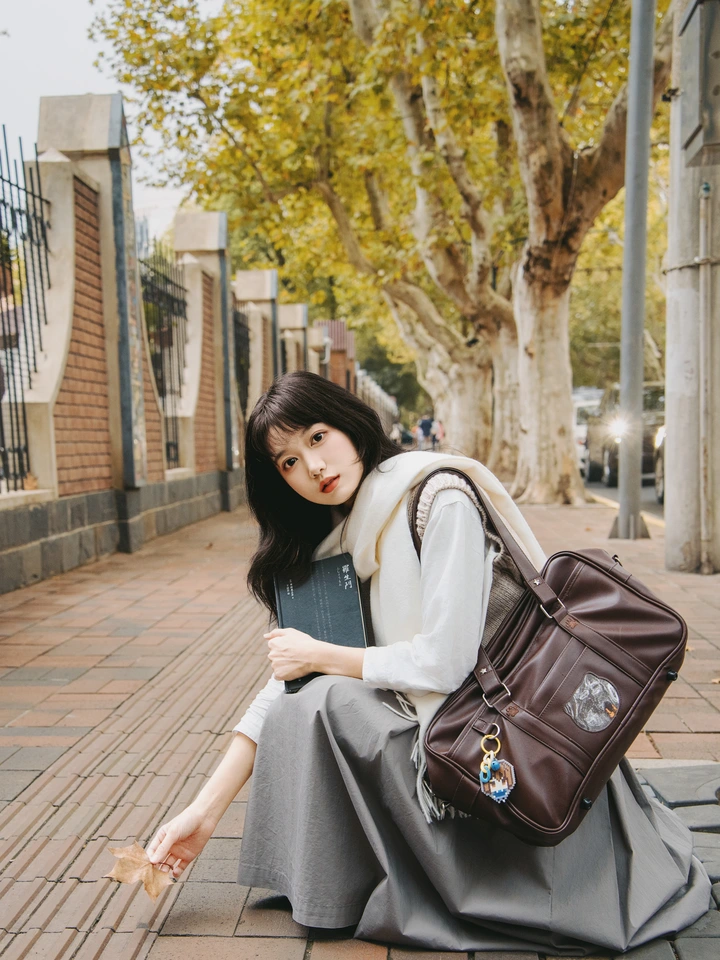 捏着片落叶，秋天就这么撞进眼里啦