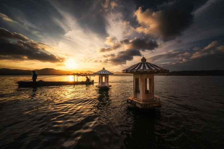 夕阳洒金波，西湖泛轻舟