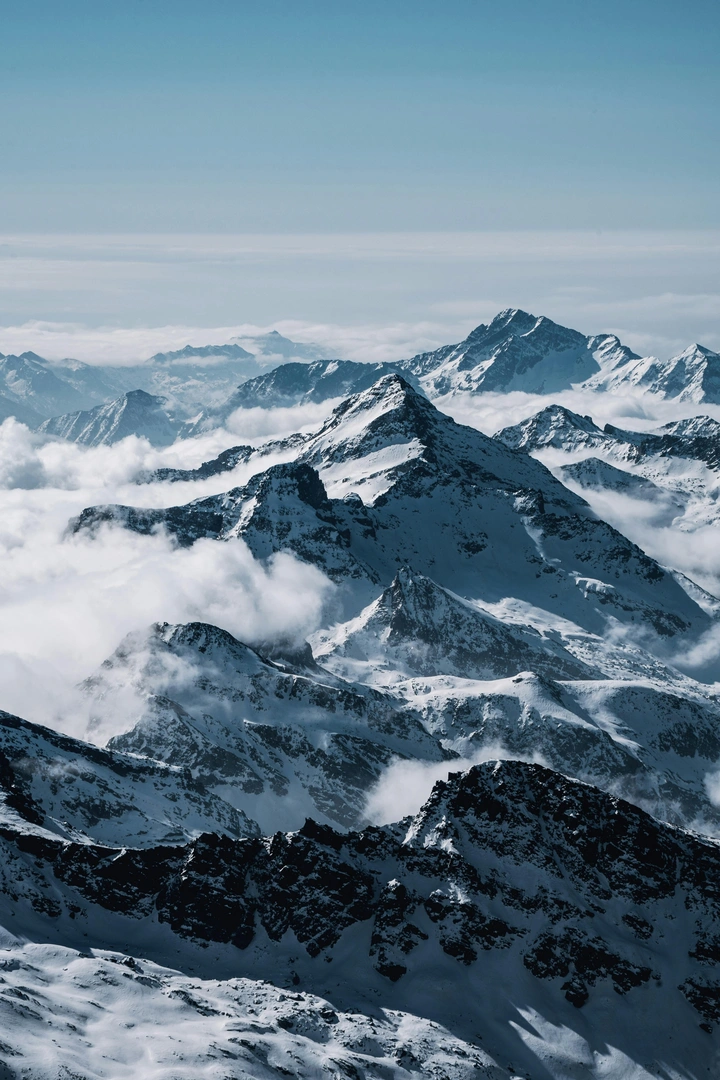 发蓝的雪山