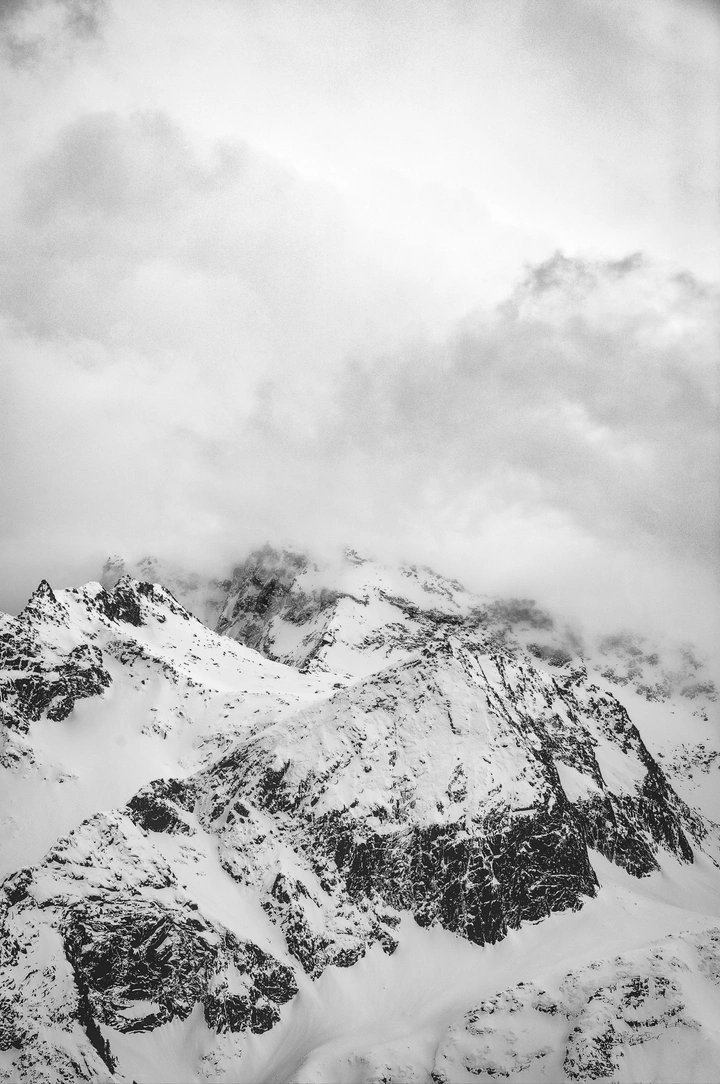 云下雪山