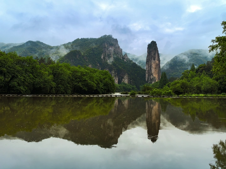 奇峰的静谧镜像