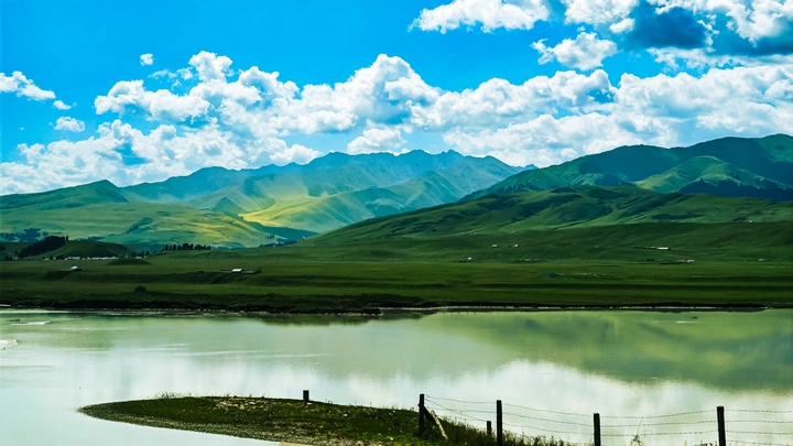 青山牧色，湖映云心