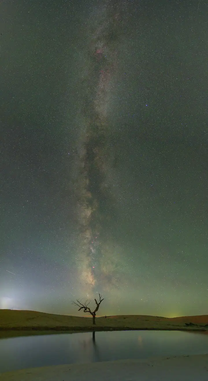 沙漠气辉星空