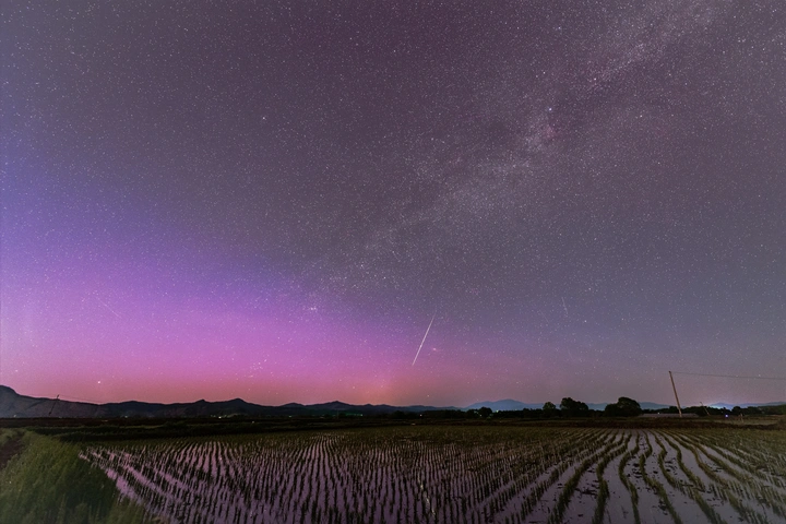 夏日极光与流星