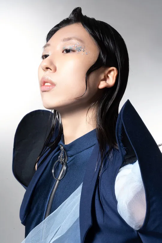 一位涂着蓝色妆容的女士