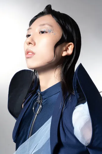 一位涂着蓝色妆容的女士