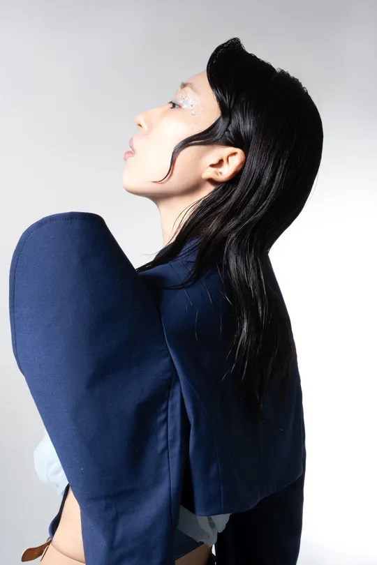 一位穿着黑色连衣裙和蓝色夹克的女人