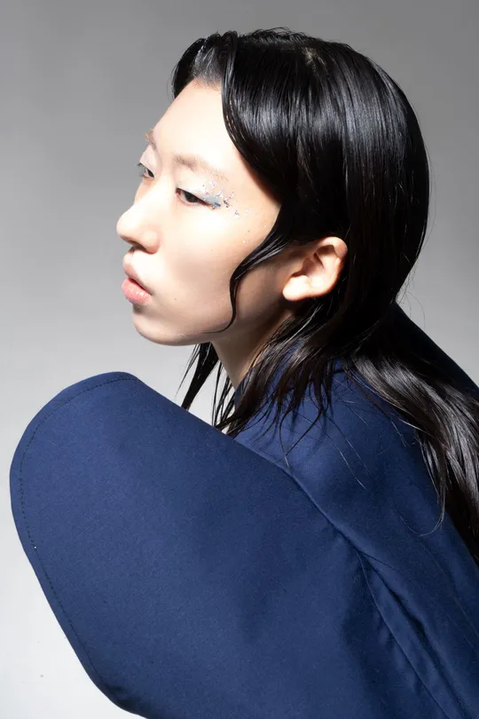 一位长发女子穿着蓝色面罩