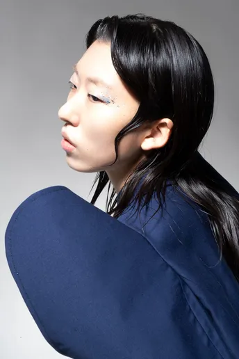 一位长发女子穿着蓝色面罩