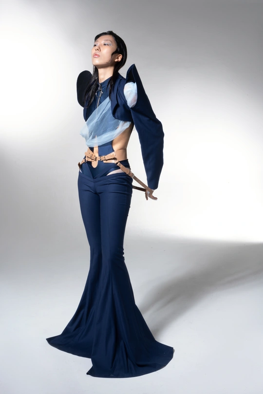 一位穿着蓝色服装的美女正在摆姿势