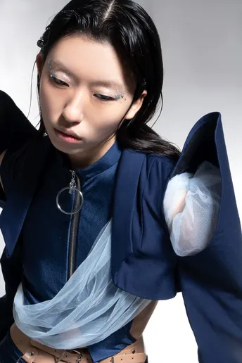 一位年轻女子穿着蓝色服装