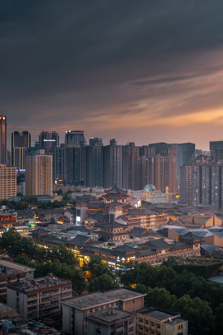 夕阳下的古玩城