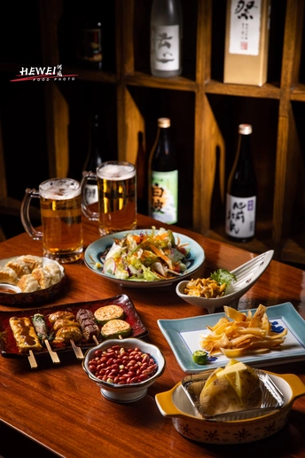 摆满各种食物和啤酒瓶的木桌