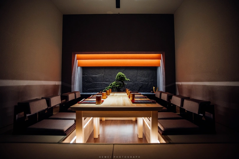 灯光昏暗的房间 有长桌和椅子