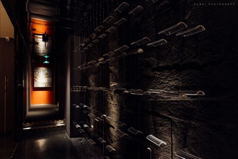 一间开着门的暗室