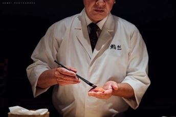 一个穿着白大褂拿着食物的男人