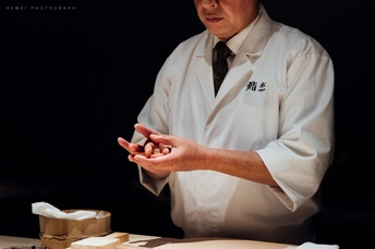 一个穿着白色医用外套的男人站在桌子前