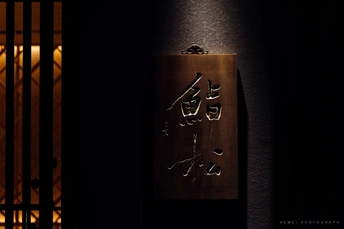 有金属门把手的门