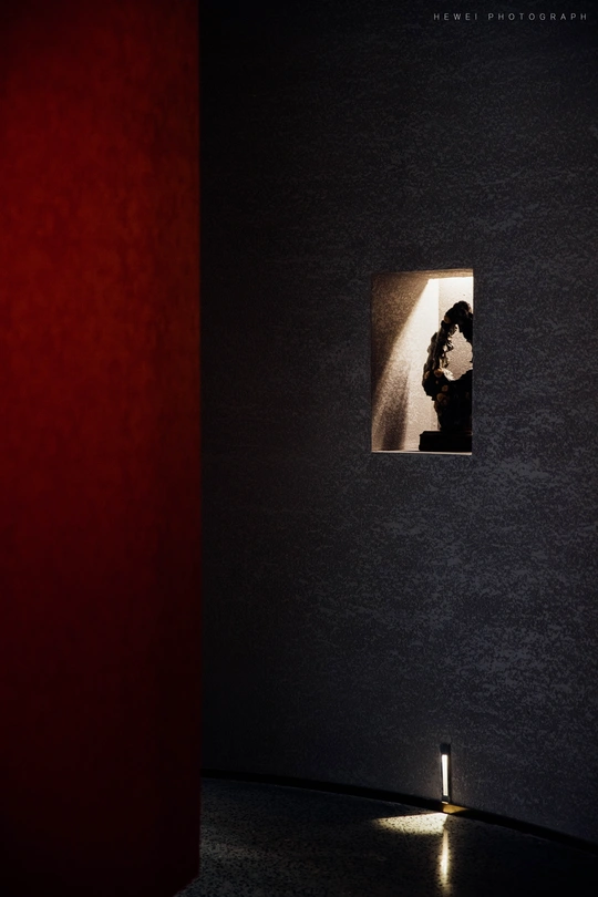 一对男女在被蜡烛照亮的黑暗房间里的照片